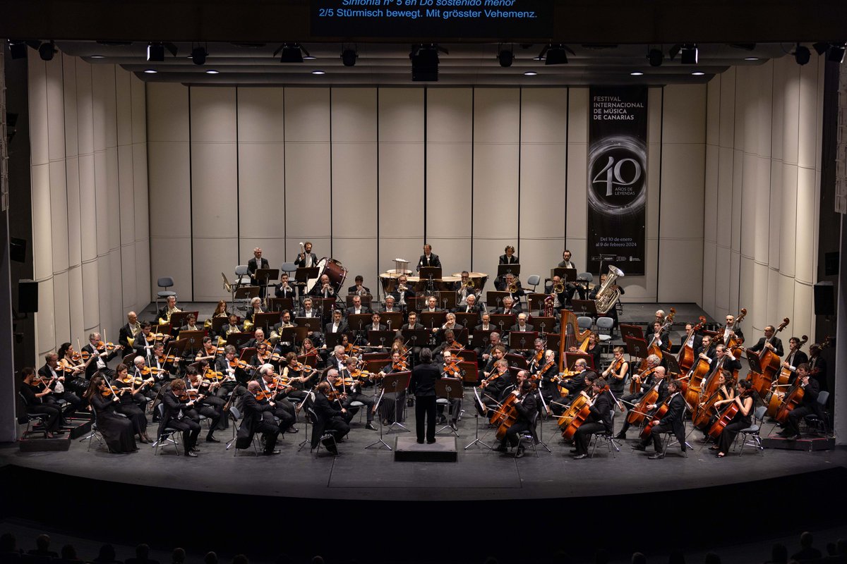 festmusicanaria's tweet photo. Así de arropados hemos estado en la clausura del #40FIMC en el @auditoriotfe. 😍 Y no se nos ocurre mejor forma de finalizar esta gran cita que con la Quinta Sinfonía de Mahler, que esta noche ha interpretado la @FilarmoniScala bajo la dirección de Myung-Whun Chung. https://t.co/6tsR707YGT