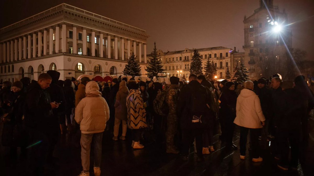 Ukrayna Genelkurmay Başkanı'nın görevden alınmasının ardından Kiev'deki protesto gösterilerine katılanların sayısı artıyor.