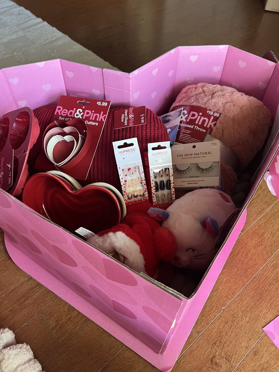 Julia // UGC CREATOR + SM MARKETING tweet media