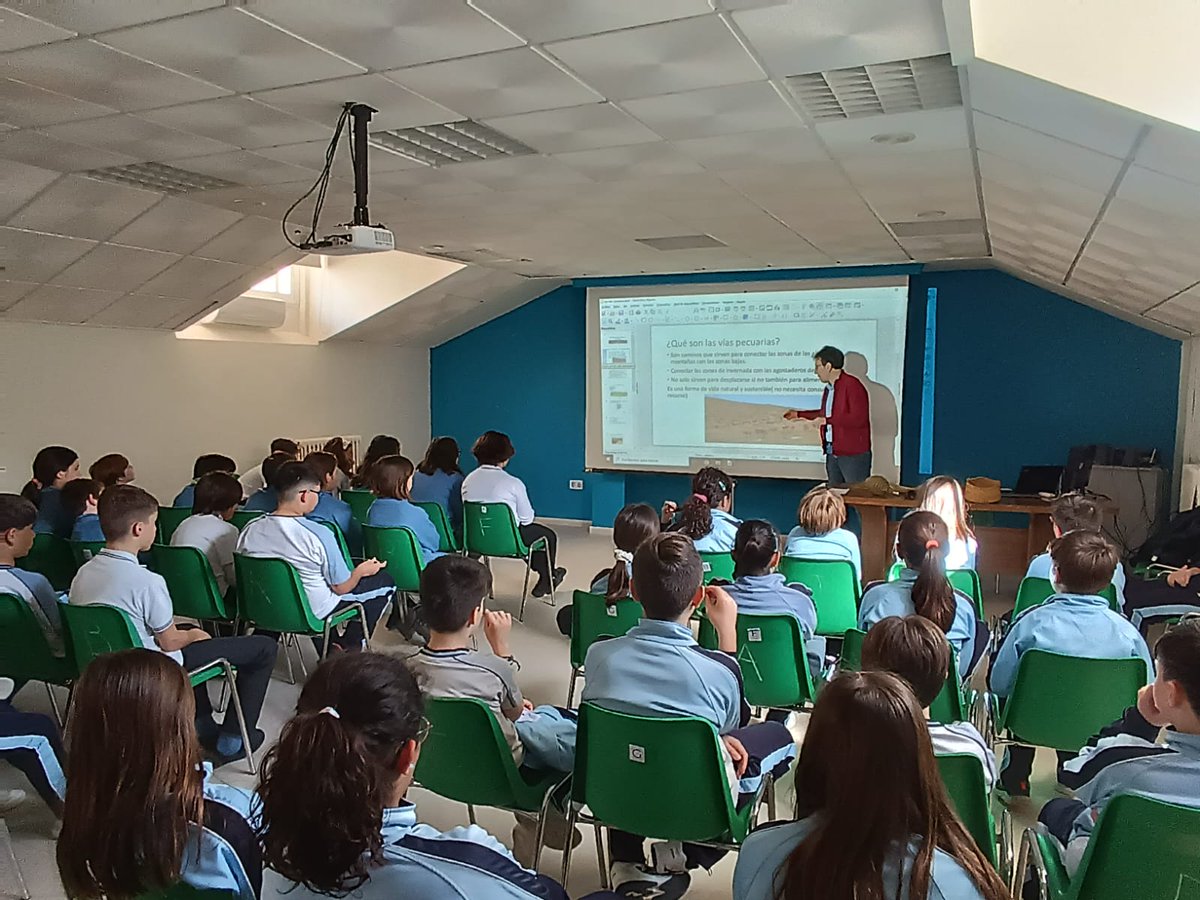 M_INMACULADA_AB's tweet photo. 5° y 6° de primaria inician su PAS 🌏🌲 🛣️"CAÑADAS REALES“ con el experto de medio ambiente Francisco Tornero.  Primer paso 🐾 para conocer la importancia de estas vías de comunicación para la transhumancia del ganado gracias a la dura labor de los pastores. 🐄🐂🐑
#ColegiosHHCC https://t.co/RHShmo2V44
