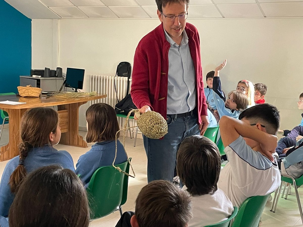 M_INMACULADA_AB's tweet photo. 5° y 6° de primaria inician su PAS 🌏🌲 🛣️"CAÑADAS REALES“ con el experto de medio ambiente Francisco Tornero.  Primer paso 🐾 para conocer la importancia de estas vías de comunicación para la transhumancia del ganado gracias a la dura labor de los pastores. 🐄🐂🐑
#ColegiosHHCC https://t.co/RHShmo2V44