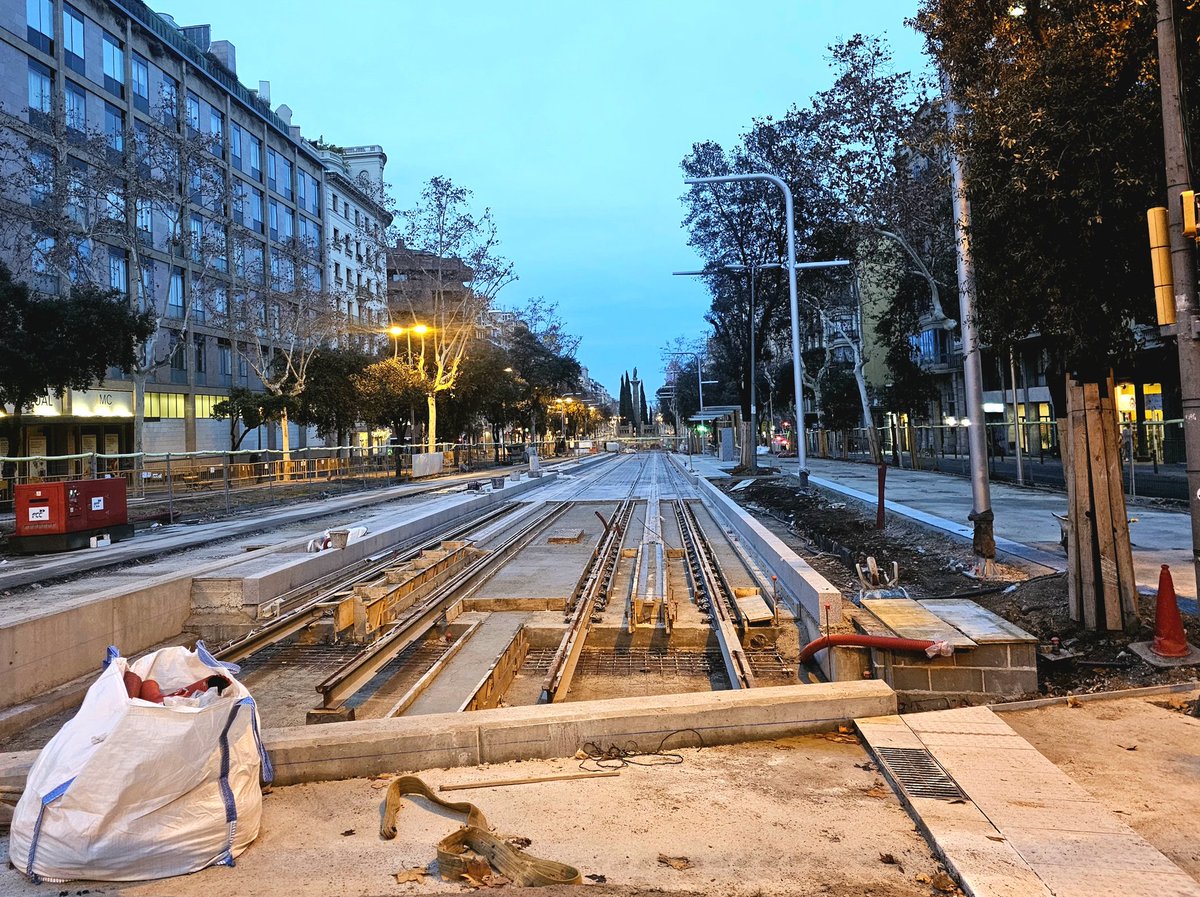 QuintanaCarles's tweet photo. L'estació terminal, a la Diagonal amb Girona, de l'ampliació del tramvia per la Diagonal #photographercarlesqf #avingudadiagonal #Eixample #Barcelona @ATMbcn @transportcat @transportpublic @Bcnsingular @ATMbcn @PaisatgesC @passejant #tramvia #tramway @Bcn_Eixample https://t.co/t3u5zeDdJy