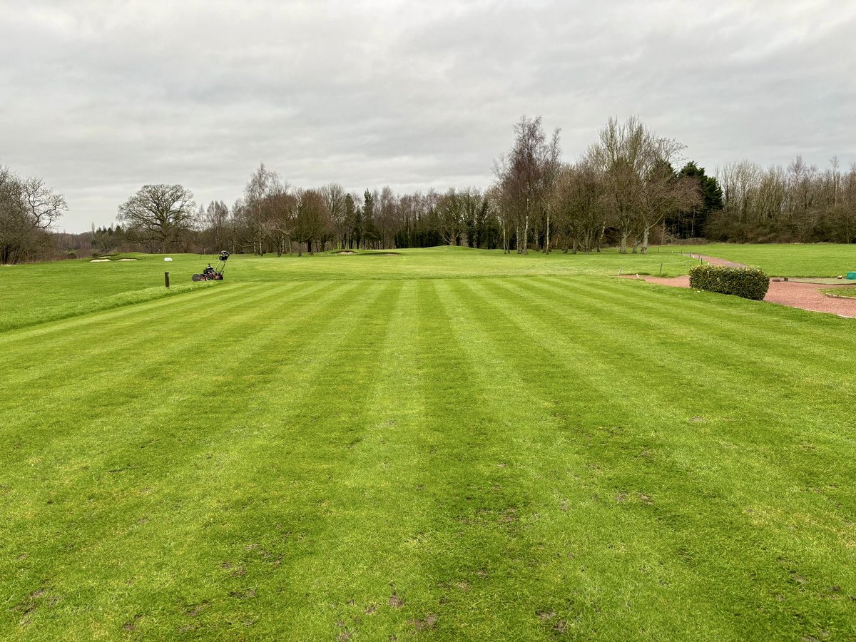 Despite some terrible weather the past couple of days the greens team have managed to get the hand-mowers out and cut the tees and approaches 👌 ⛳️  

#prestongolfclub #golf #course #championshipgolfcourse