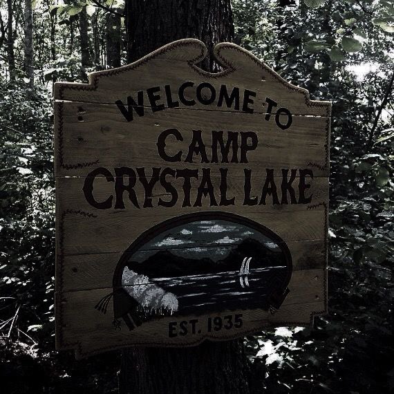 Almaszv's tweet photo. ★𝗪𝗘𝗟𝗖𝗢𝗠𝗘 𝗧𝗢 𝗖𝗔𝗠𝗣 𝗕𝗟𝗢𝗢𝗗 ★

Fundado em 1935 originalmente como Camp Crystal Lake o atual Camp Blood é um dos mais antigos e tradicionais do país!  Localizado na Reserva Nacional de ▇▇▇▇.

Ao longo dos anos já cruzamos a vida de mais de 1 milhão de pessoas! https://t.co/pGSY9LNNGL