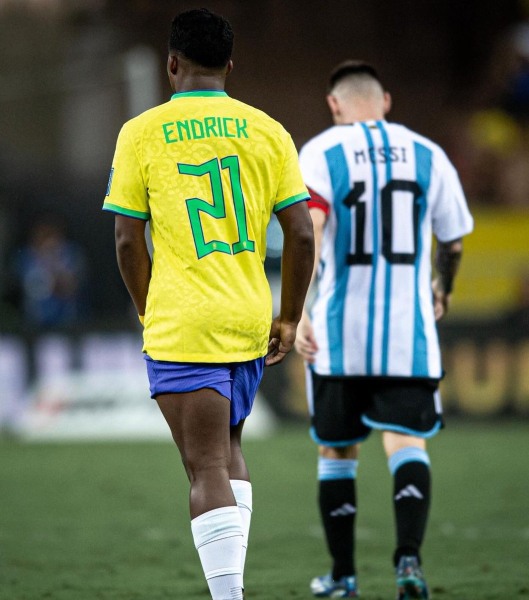 AlbicelesteTalk's tweet photo. Endrick: "When I played at Maracanã, I saw Brazilians rooting for Argentina. It’s a bit sad because it’s a classic, a war, it’s Brazil-Argentina. Seeing people cheering for Argentina was sad.

"A Brazilian cheering against Brazil? That’s difficult. We want to bring a happier face to the fans and, God willing, in the coming years, we can be champions of the World Cup.” @placar