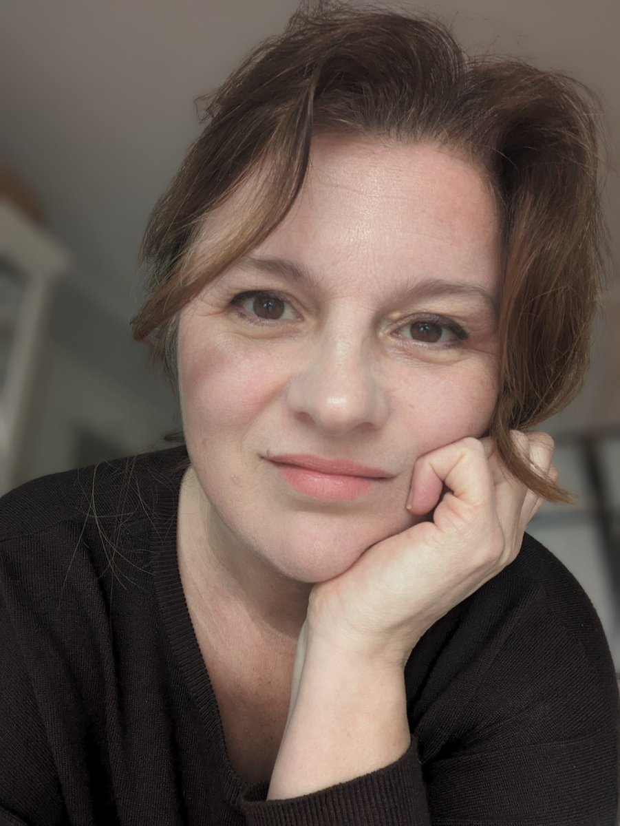 Ein Bild auf dem ich mir gefalle.
Das ist nicht leicht für mich, so viel was ich nicht schön finde an mir.Zu dick, zu alt. Ich versuche nett und witzig zu sein. Damit man mich mag auch wenn ich nicht schön bin. 
Aber dieses Jahr möchte ich mein Schön sein entdecken.
Wird Zeit