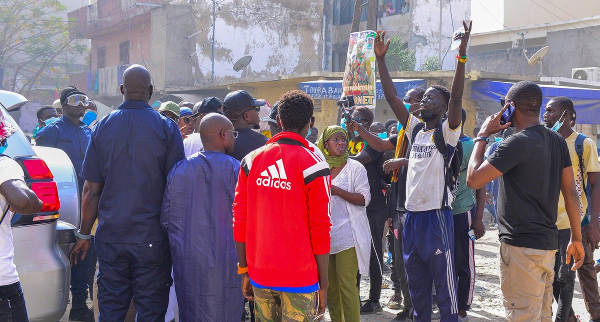 Boubacarcamou's tweet photo. Chers compatriotes,
 
Aujourd'hui, notre #Nation a été encore une fois témoin d'un affront sans précédent à notre démocratie et à nos valeurs fondamentales. Le report brutal et unilatéral des #élections présidentielles par Macky Sall et ses complices a été une attaque directe contre notre démocratie et nos droits fondamentaux.
 
Face à cette #injustice flagrante, nous, forces vives de la nation, avions appelé à une manifestation pacifique à la place de la nation. Malheureusement, cette manifestation a été réprimée avec violence par les forces de l'ordre, témoignant ainsi du mépris total du régime en place pour les droits et libertés de notre #Peuple.
 
Nous avons été témoins de journalistes et de femmes #brutalisés, une scène qui est une honte pour notre cher Sénégal. Depuis l'arrivée au pouvoir de Macky Sall et de son régime, notre démocratie a été mise à mal et aujourd'hui, nous en subissons les conséquences.
 
Je me tiens aux #côtés de chaque Sénégalaise et Sénégalais qui a osé défendre la démocratie et la justice aujourd'hui. Nous avons été présents sur le terrain pour exprimer notre désir de changement, notre aspiration à une société plus juste et équitable. Malgré la répression brutale, notre détermination reste intacte.
 
Je lance un appel #URGENT au Président Macky Sall pour qu'il fasse marche arrière sur sa décision de reporter les élections et qu'il respecte la volonté du peuple sénégalais. Il est temps de rétablir l'ordre démocratique et de permettre au peuple souverain d'exercer son droit fondamental de choisir ses dirigeants.
 
De même, je demande la libération immédiate et inconditionnelle de tous les prisonniers politiques détenus injustement. Notre combat pour la justice et la liberté ne faiblira pas. Nous utiliserons tous les moyens et voies légaux que nous confère la constitution de notre pays pour défendre nos droits fondamentaux.
 
Je réitère également mon appel au gouvernement pour qu'il rétablisse la licence de la télévision Walfadjri, permettant ainsi à la presse d'exercer son droit à l'information en toute liberté.
 
Enfin, j'en appelle à la communauté internationale pour qu'elle condamne fermement ces actes de répression et qu'elle soutienne le peuple sénégalais dans sa quête de démocratie et de justice.
 
Soyez assurés, chers compatriotes, que nous ne reculerons pas devant l'adversité. Notre lutte, à vos côtés, pour un Sénégal meilleur continue, avec courage et détermination.
 
Ensemble, nous sommes plus forts. Restons unis et mobilisés !
#FreeSenegal #senegal