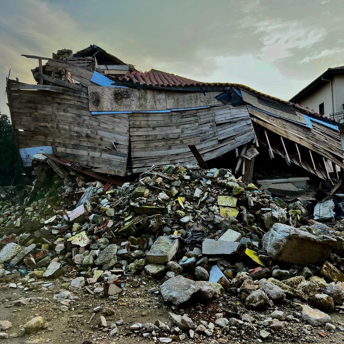 Mavihaller's tweet photo. Bunlara daha sonra tekrar gelmek lazım. “Şehir ne durumda”lara daha sakin, net cevaplar vermek, şöyle istatiksel, steril. 
Bir de anma gecesinden bahsetmek daha sonra. Ama ne gece! 

~ Nuh’un Gemisi’ni hatırlatan eve bakakaldım. Birileri binip kaçıp kurtulmuş desem…ama gemi de burada.
Renkler ve dokular ise yeniden can bulacakları günü bekliyor gibiler.