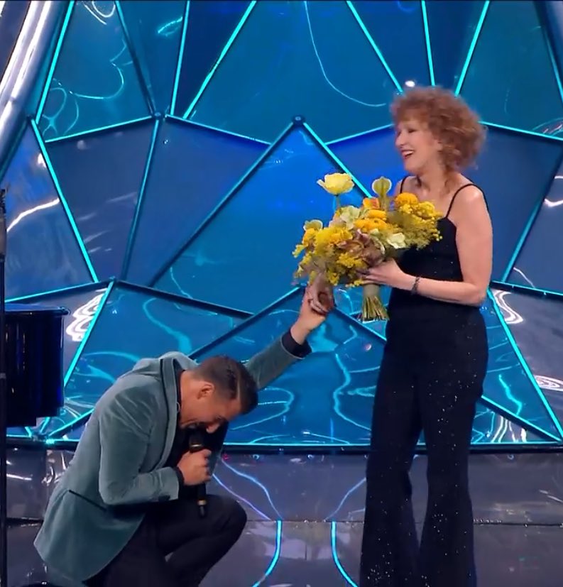 aleferaz's tweet photo. L’HA RIFATTO SONO IN ESTASI #Sanremo2024 https://t.co/E7nSJzffni