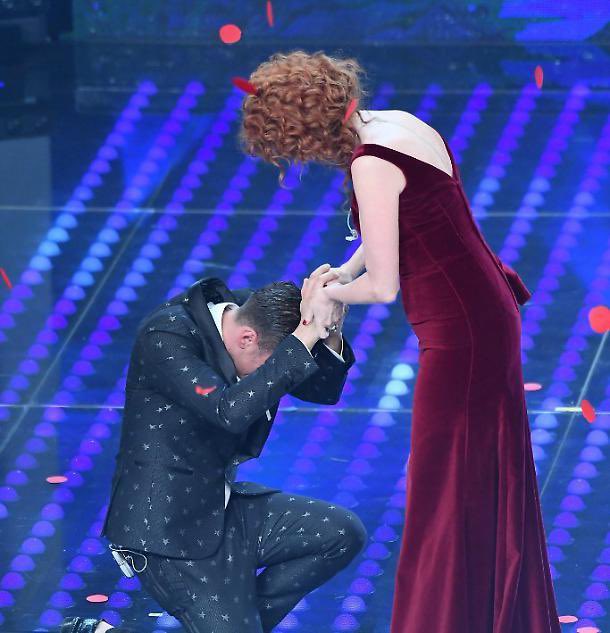 aleferaz's tweet photo. L’HA RIFATTO SONO IN ESTASI #Sanremo2024 https://t.co/E7nSJzffni