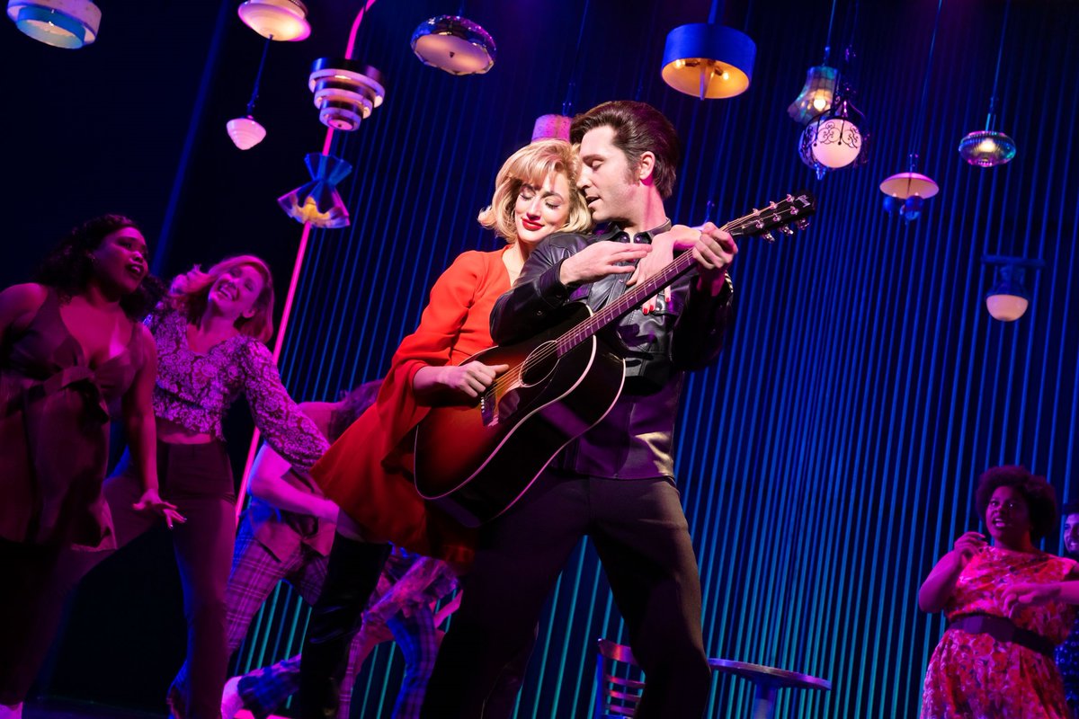Enjoy a sweet offer to save on tickets ahead of Valentine's Day on A BEAUTIFUL NOISE! Use code ABNBBOX and save big for 72 hours only! broadwaybox.com/shows/beautifu… 📸: Julieta Cervantes #abeautifulnoise #neildiamond #broadway #musicaltheatre #discount #savings