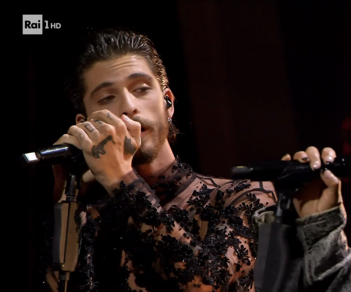 MarioManca's tweet photo. Ciao, proprio. #Sanremo2024 https://t.co/dBi4Y1yRCy