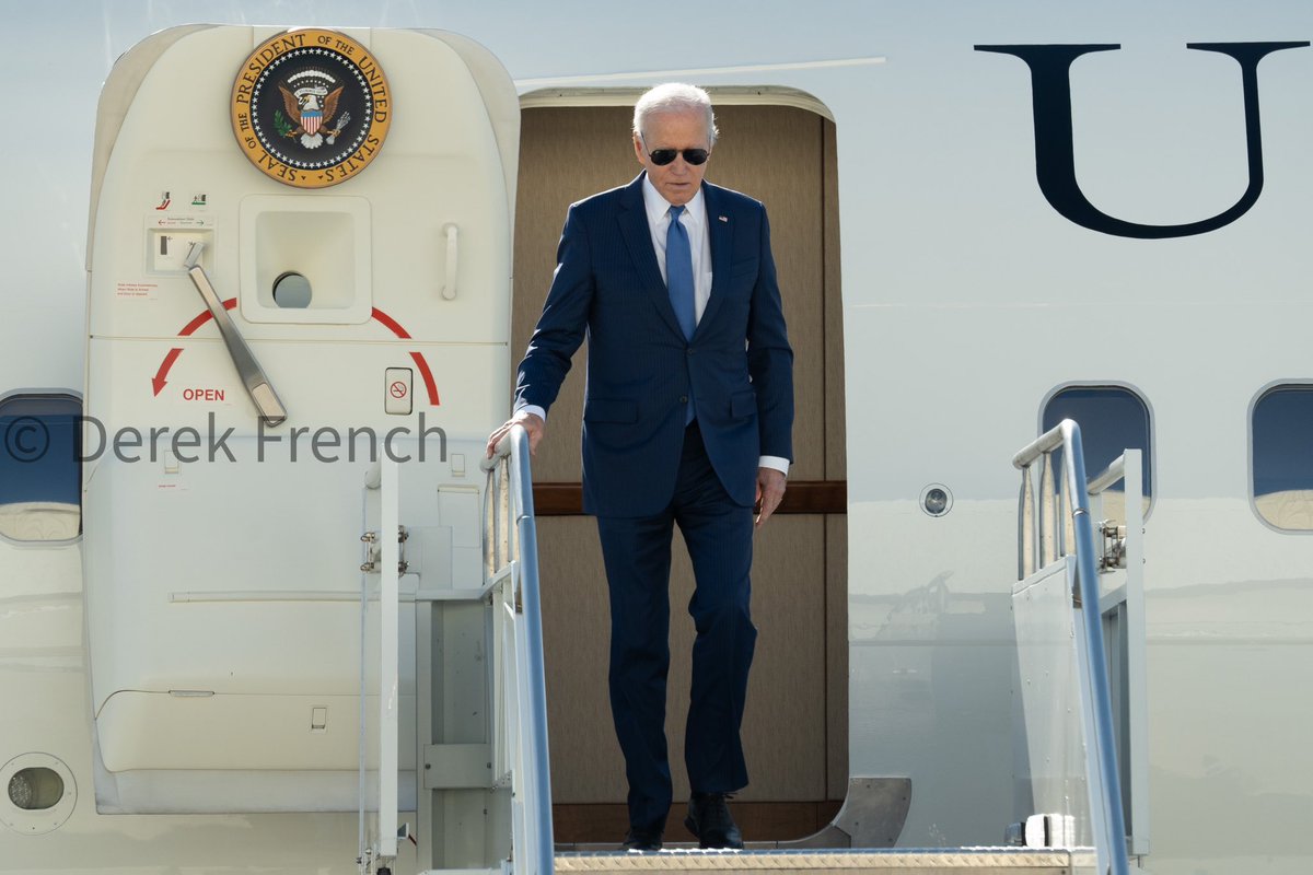 derekcfrench's tweet image. U.S. President Joe Biden leaves AF1 upon arrival at John F. Kennedy International Airport in Queens, New York, United States on January 7th, 2024 to attend three campaign events.

#JoeBiden #POTUS #NewYork