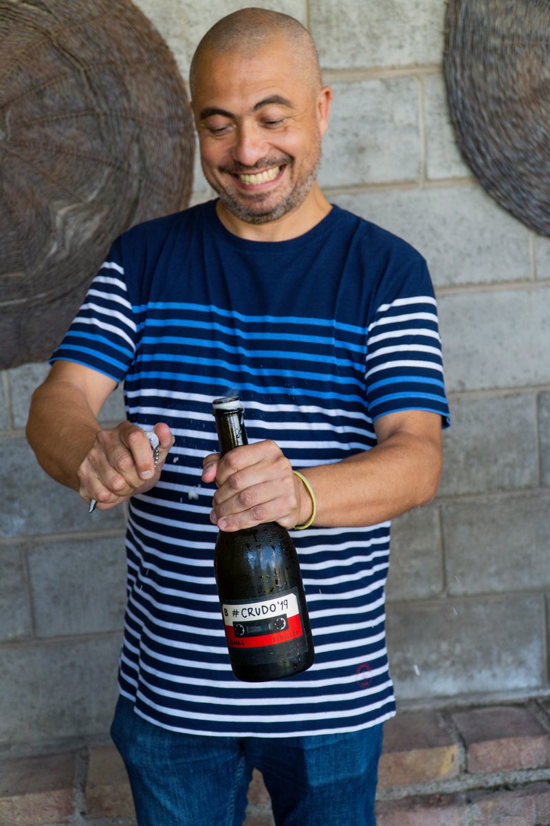 Crudo es un espumante sin degollar; con borras y tapa corona, turbio, cuando todavía las borras están en contacto con el vino.

Crudo es salvaje y puro.