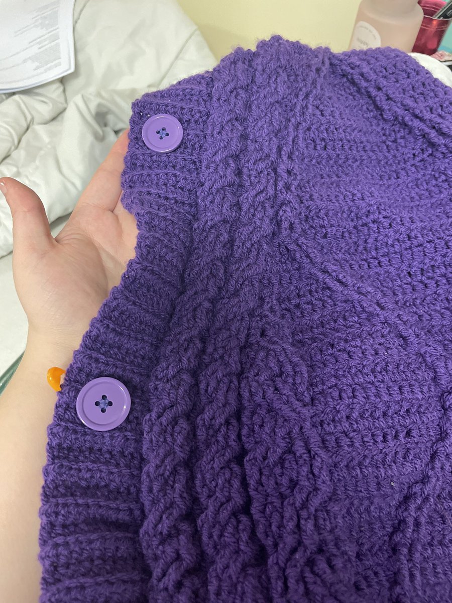 And last but not least: patches and buttons

Obviously made at the middle of the night with my besties during a discord call 

And here we are, all the stages to make a beautiful cardigan inspired by Miss TayTay one <3