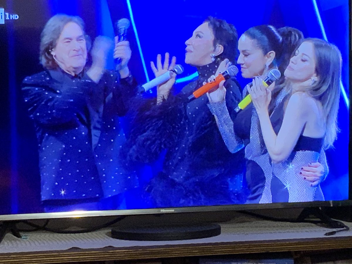 marcocicchelli's tweet photo. In questo momento nelle trincee del Donbass sono in piedi a ballare da entrambe le parti @iricchiepoveri @pec4ever_ 😂  #Sanremo2024 https://t.co/e4xMCuxcne