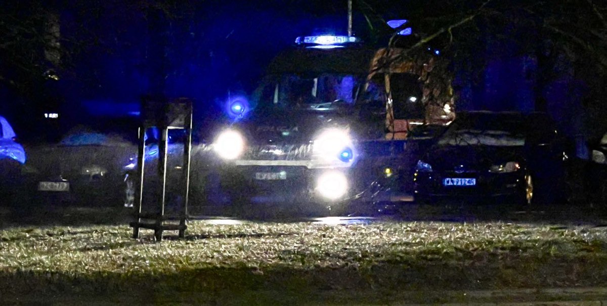MiastoUrsynow's tweet photo. 😳 Przy #SłużbyPolsce, na drodze dojazdowej do Kamyka od str. #Ciszewskiego znaleziono martwą seniorkę. Wg. wstępnych ustaleń policji ktoś potrącił 76-letnią kobietę i uciekł z miejsca zdarzenia 🤯😤🤬 https://t.co/xXgM3PnVtJ https://t.co/XOaj449j3d
