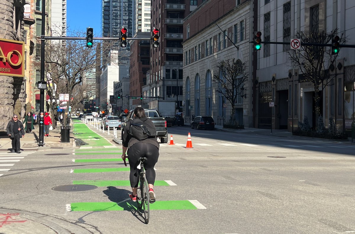 ChicagoDOT's tweet photo. Check out Chicago’s newest bike infrastructure: dedicated bike signals on the Dearborn protected bike lane! The new traffic signals have been activated at Chicago Ave and Ontario St, providing a dedicated signal phase for people on bikes and reducing conflicts at intersections. https://t.co/I8WfihEOkH