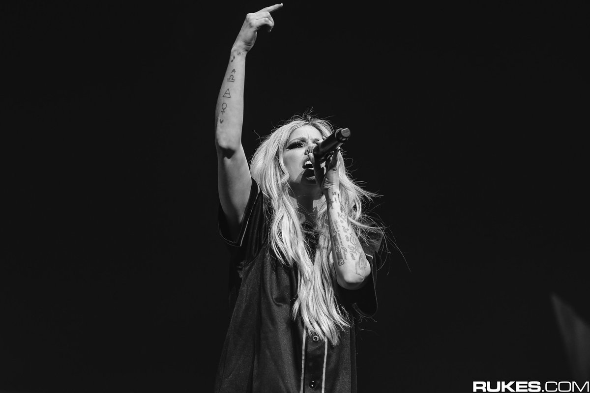AvrilTribe's tweet photo. New photos!
Avril Lavigne at the Illenium concert
#AvrilLavigne #Illenium #Rukes https://t.co/sRhPt0iGZz