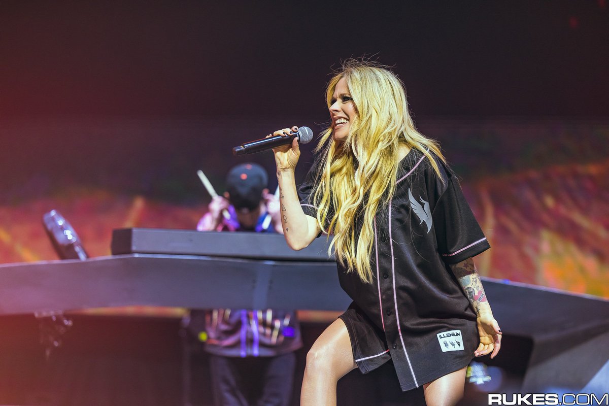 AvrilTribe's tweet photo. New photos!
Avril Lavigne at the Illenium concert
#AvrilLavigne #Illenium #Rukes https://t.co/69E7NdmhoC