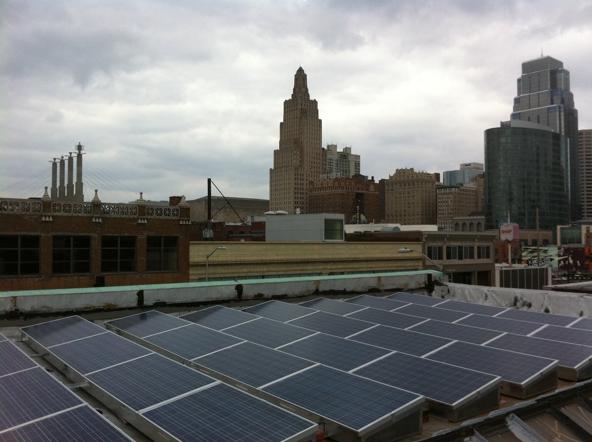 PowerTomorrow's tweet image. It’s a big weekend for our hometown - let’s go #KansasCity! 
In celebration of our fantastic city, here are a few of our favorite downtown Cromwell Solar installations. 
🏈 #SBLVIII