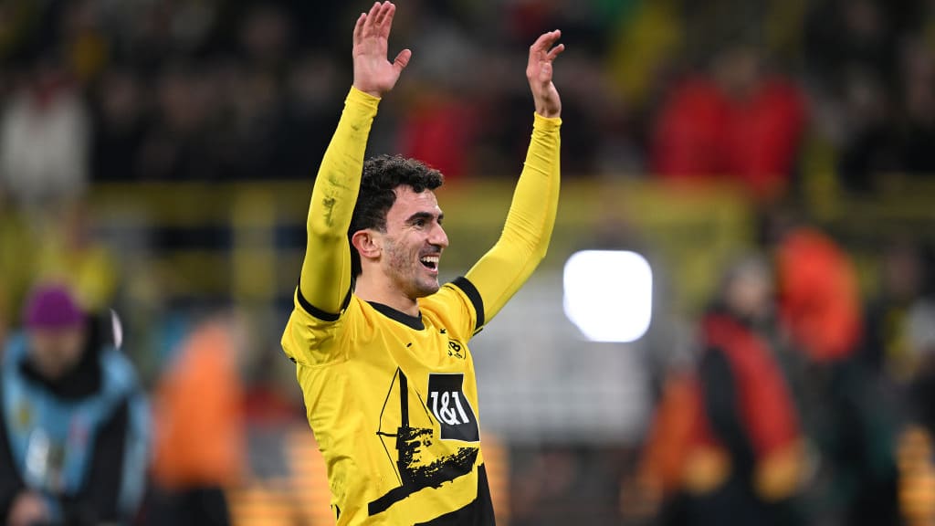 After nearly three years of injury hell, Mateu Morey is back in the Bundesliga. What a moment in front of the Yellow Wall!! 🖤💛