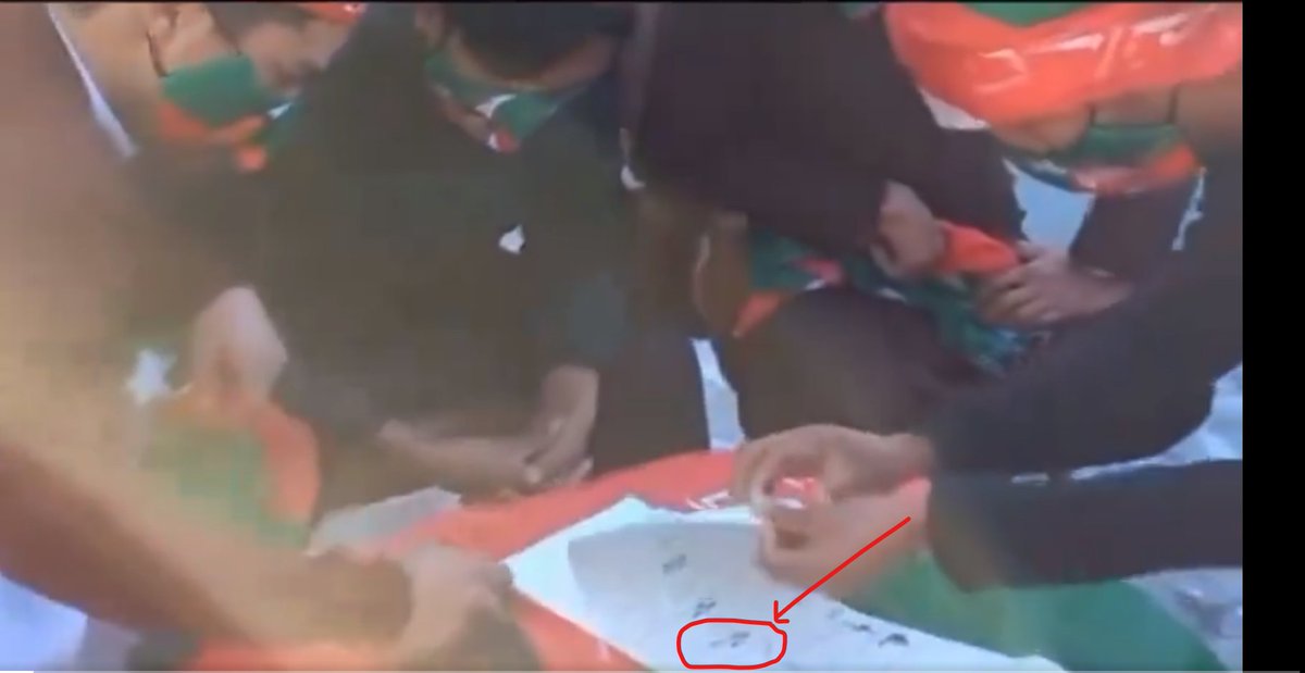 Joinraza's tweet photo. @ImranRiazKhan Appears to be an old video, look at Symbol "BAT", this symbol is no more available in 2024 elections. Either video is old or a BONGI team is behind this. https://t.co/iz3BuNcWV1