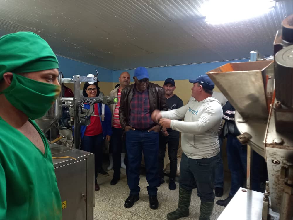 SalvadorValdesM's tweet photo. En visita de trabajo a la provincia Villa Clara sostuvimos encuentro con la estructura de Gobierno en la provincia y visitamos la mini industria Cubanacán, ejemplo de una experiencia  familiar, convertida en economía circular que ha dejado beneficios a la provincia. https://t.co/rrptqMQkoj