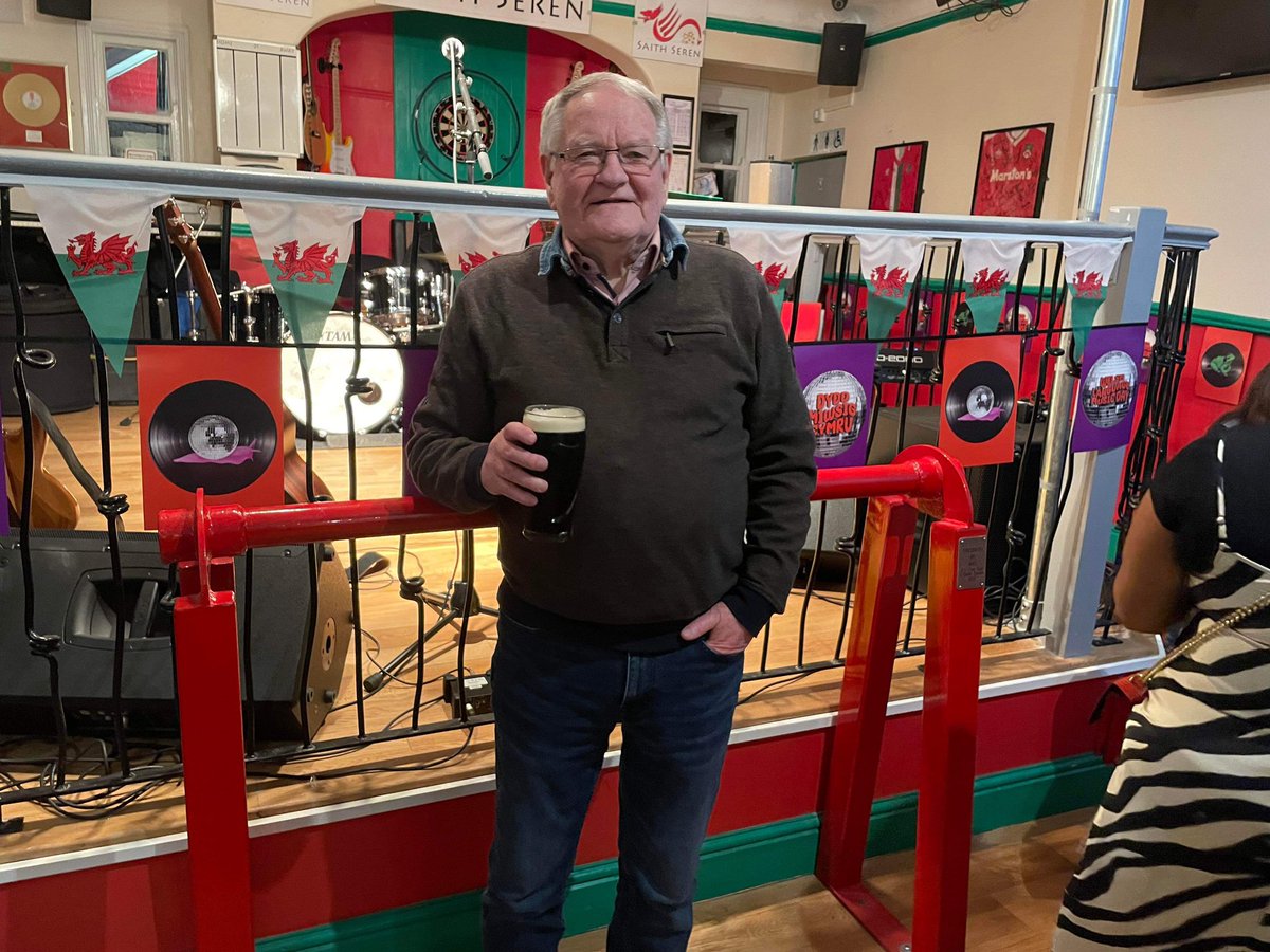 My life is complete! Only Dafydd Iwan leaning on the Kop barrier donated to @SaithSeren drinking a pint of Guiness!❤️ Yma O Hyd!🏴󠁧󠁢󠁷󠁬󠁳󠁿🇺🇸🇨🇦🇮🇪🏴󠁧󠁢󠁳󠁣󠁴󠁿🇩🇰🇺🇦☘️”For the Love…Not the Glory!”