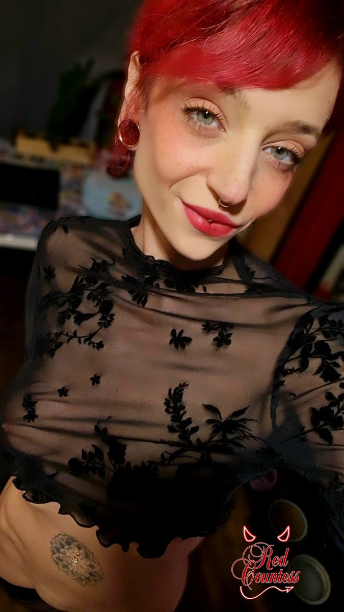 Bonsoir mes p'tits démons 😈🖤✨
#evening #girl #red #HELLO #FridayVibes #fridaynight