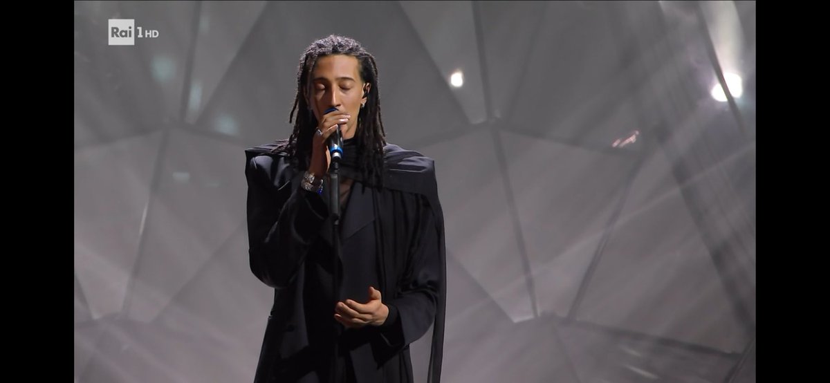aleferaz's tweet photo. GHALI CON QUESTO ABITO SUBLIME DECIDENDO DI SERVIRE TUTTO QUANTO AIUTATEMI A DIRE PADRE #Sanremo2024 https://t.co/Y53BD4mouH