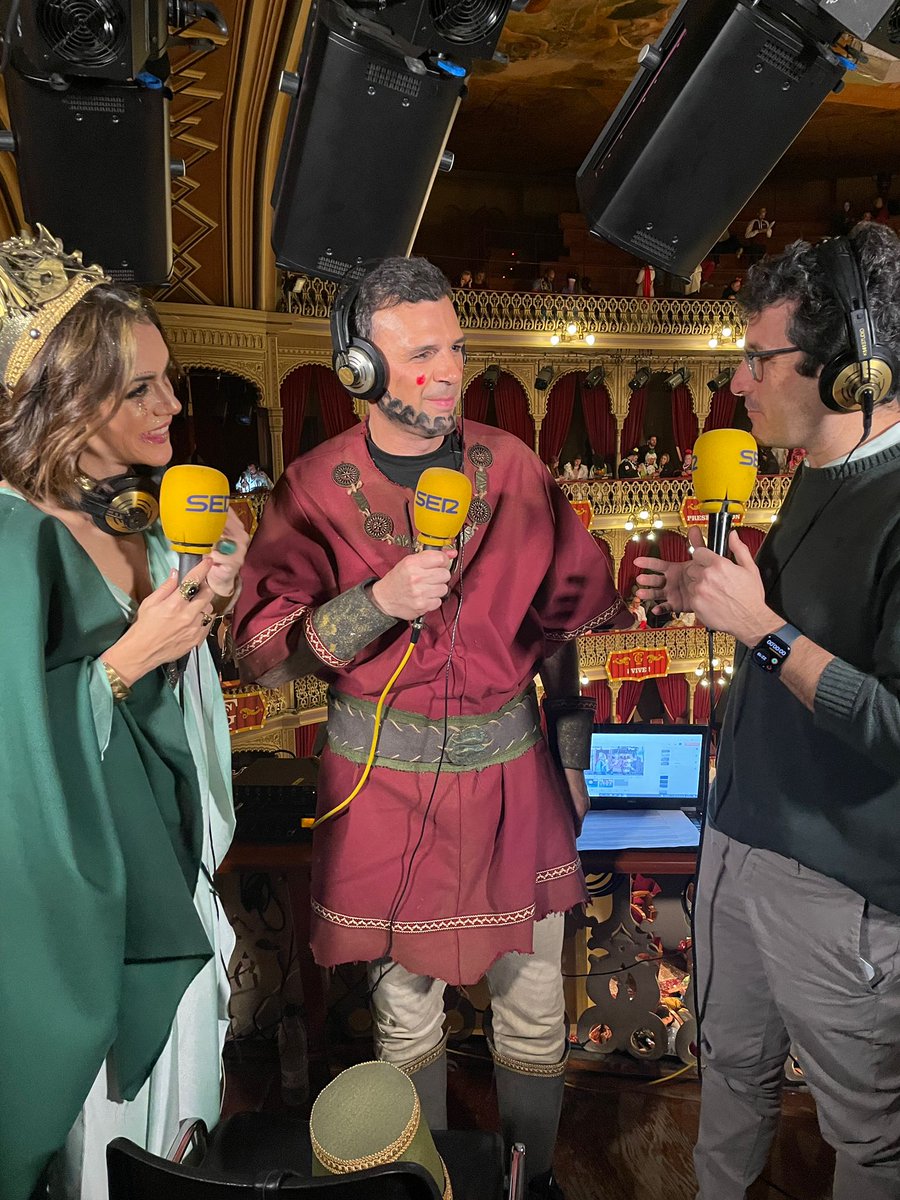 RadioCadiz's tweet photo. ⁉️¿De qué van disfrazados el alcalde y la concejala?
❓¿Quién les ha maquillado?
🎥🎙Recibimos en el palco de Radio Cádiz a @brunog_cadiz y @bea_gandullo
🔴https://t.co/qkel8POWJZ
#COAC2024 #COACFinal https://t.co/wHZYURgvXC