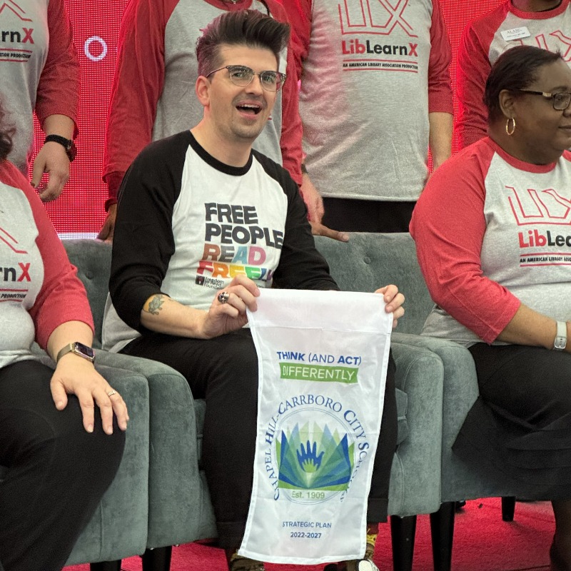 chccs's tweet image. The #CHCCSFlag traveled with SMS librarian Gabriel Graña to Baltimore for the @ALAConferences&apos; #LibLearnX24. The conference opened w/ a ceremony honoring the 10 winners of the I Love My Librarian Award, including Mr. Graña (you might remember our post in Dec.)!

📸: Gabriel Graña