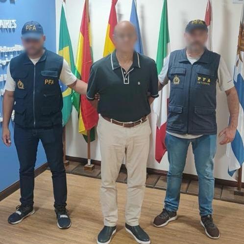 INTERPOL PFA DETUVO A UN PRÓFUGO ECUATORIANO 
Lo buscaba la Justicia por corrupción. Gracias al impecable trabajo coordinado entre las divisiones de Interpol de cada país, este defraudador del Estado está donde debe estar: detenido a la espera de ser extraditado a Ecuador.