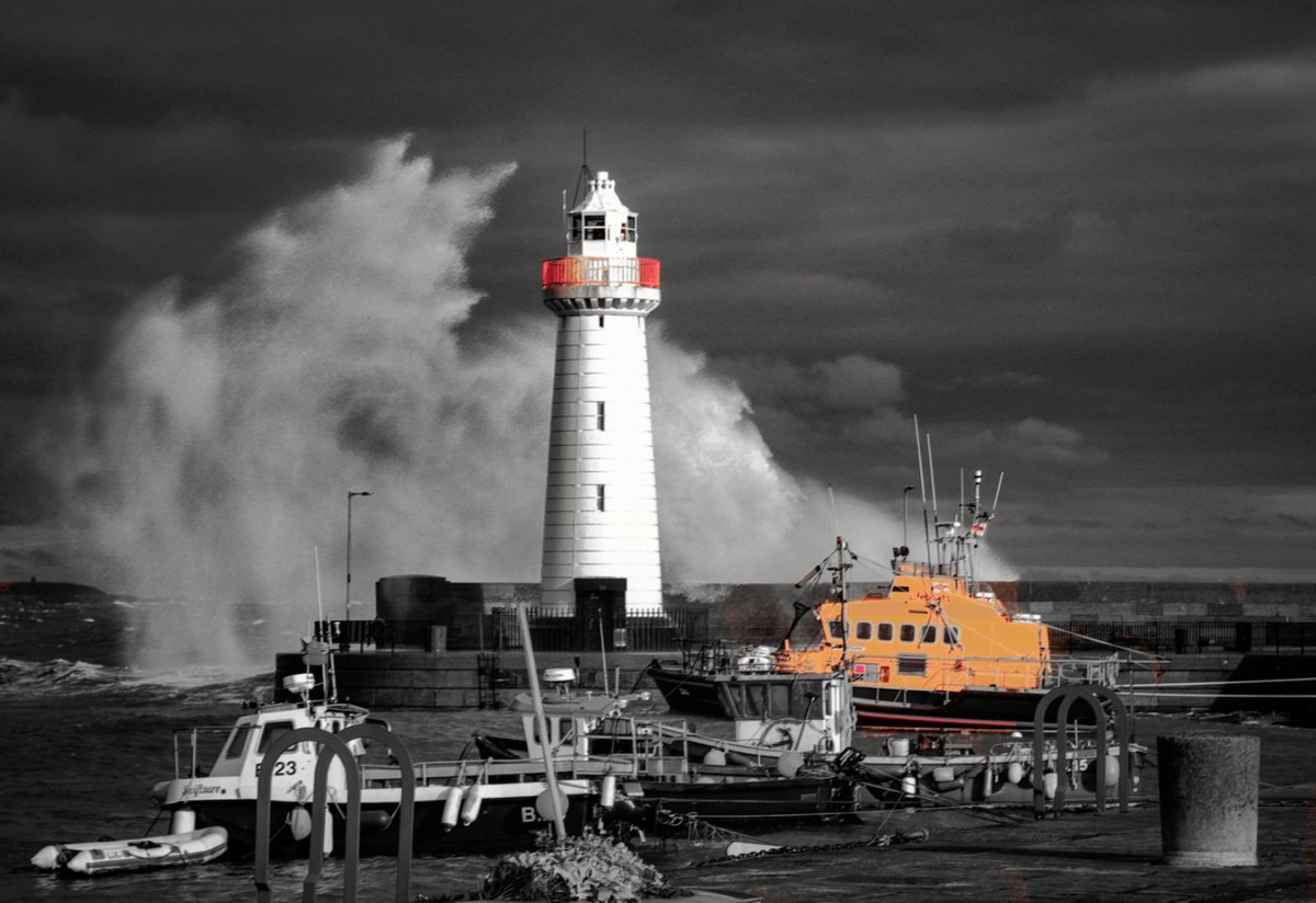 Donaghadee lighthouse today. #donaghadee #Lighthouse #donaghadeelighthouse #waves