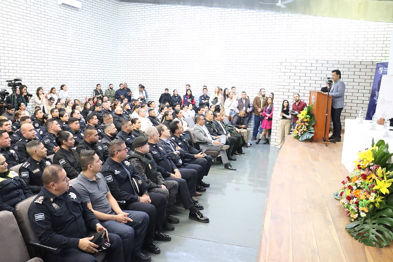 Hoy hicimos entrega de las constancias del curso de “Derechos Humanos y Desaparición de Personas”, a las y los elementos de la Policía de Guadalajara, que forman parte de la Coordinación General Estratégica de Seguridad (CGES), así como de las Comisarías de Seguridad del AMG.