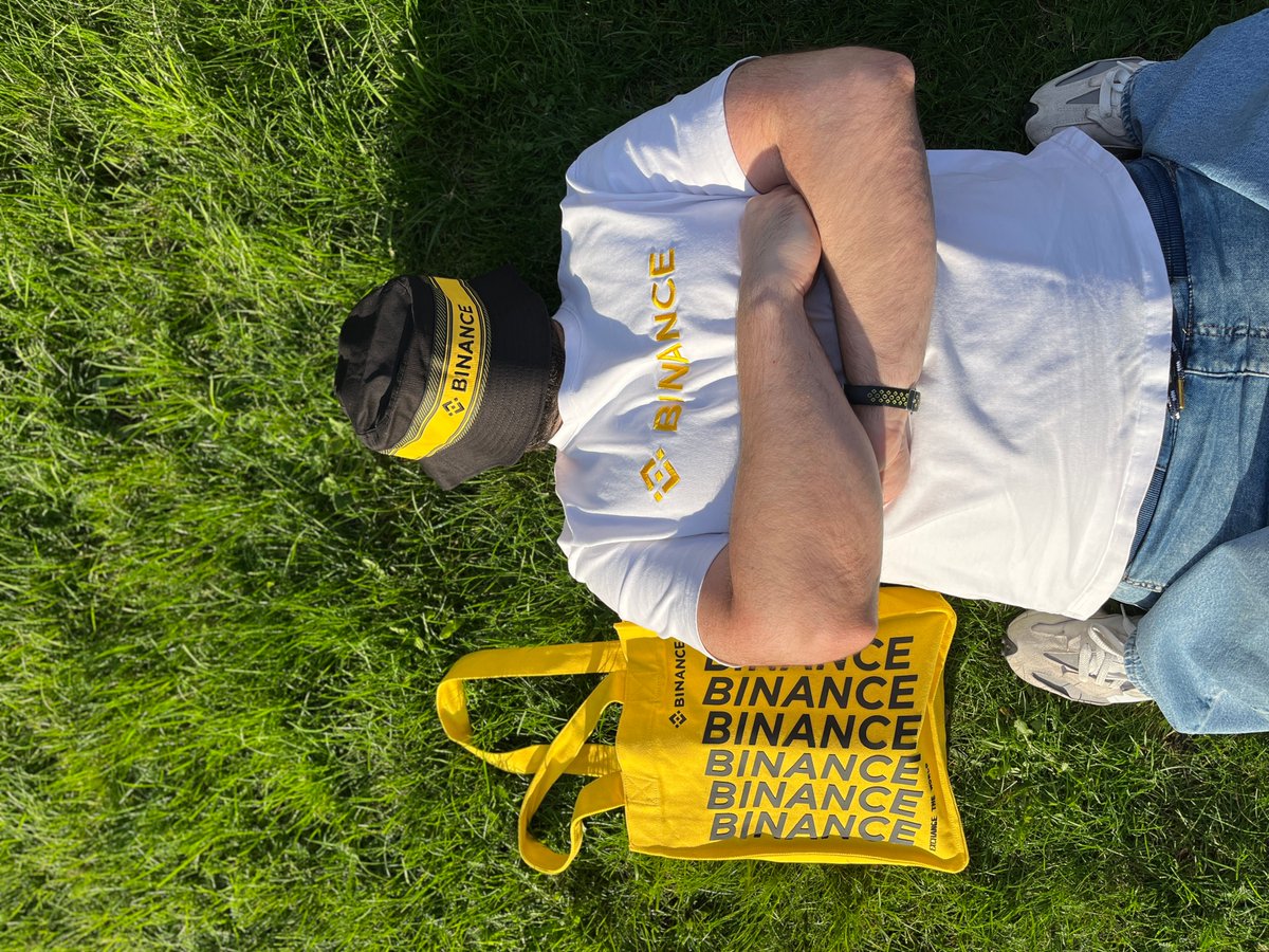 binance's tweet photo. Touching grass, the #Binance way.

📸 @LanaMishina1 https://t.co/K7zFLHXq8j