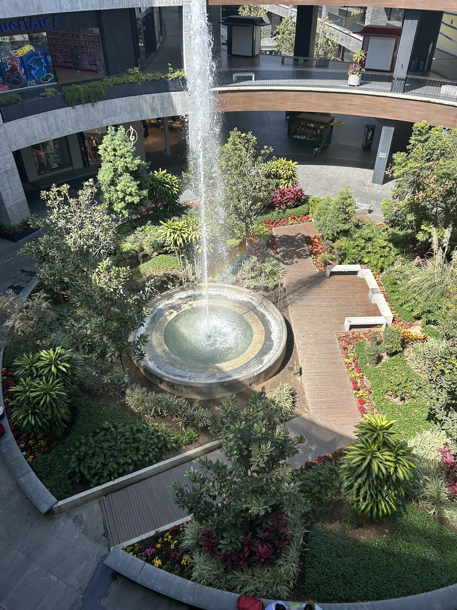 Linda tarde mis amores dando una vuelta y al ver esa fuente se me antoja que me avienten un buen chorro o tal vez yo aventárselos quien se apunta💦💦🥛🍆🔥😈
No olvides RT y ❤️ para más contenido