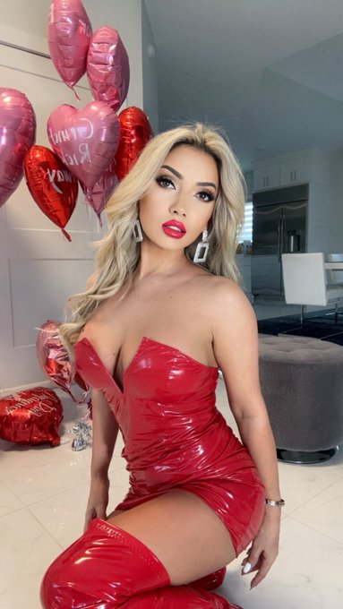 Online now , happy weekend 🥰 https://t.co/FegozP70Hq