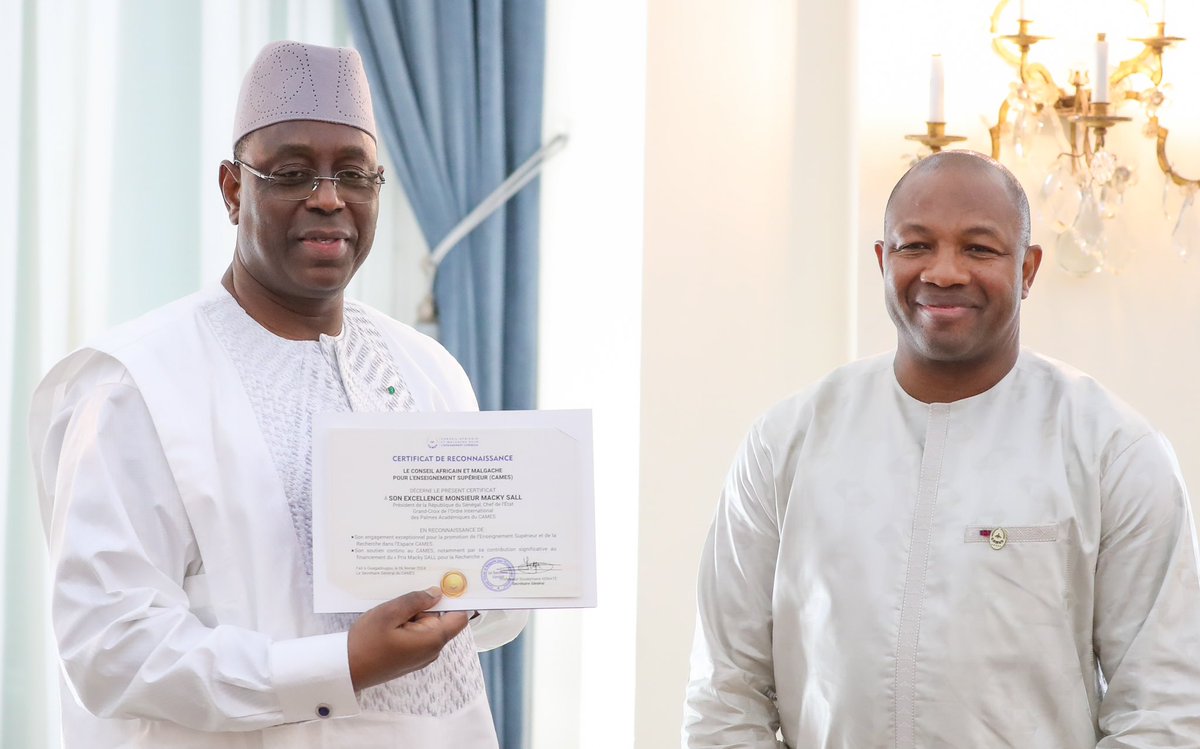 PR_Senegal's tweet photo. Le Président @Macky_Sall a reçu, cet après-midi, une délégation du CAMES. Le Conseil Africain et Malgache pour l'Enseignement Supérieur est venu remettre au Chef de l'État un certificat de reconnaissance, une première selon le Secrétaire Général du CAMES, le Pr Souleymane Konaté. https://t.co/hGvSQsK9Ul