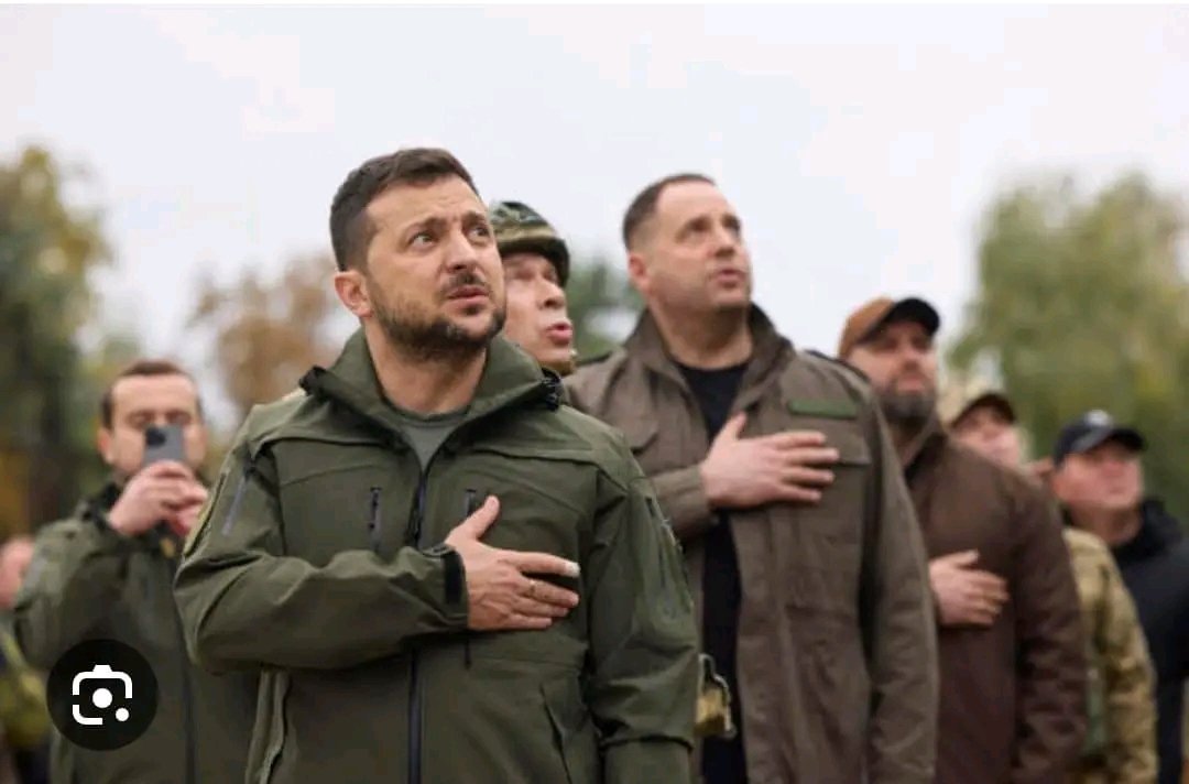 Voici les images de l'Ukraine, le président et les membres du Gouvernement sur terrain là où il y a la guerre pour motiver et orienter. En RDC, les ministres en vestes loin de la réalité font de la blague pour duper le peuple, triste !