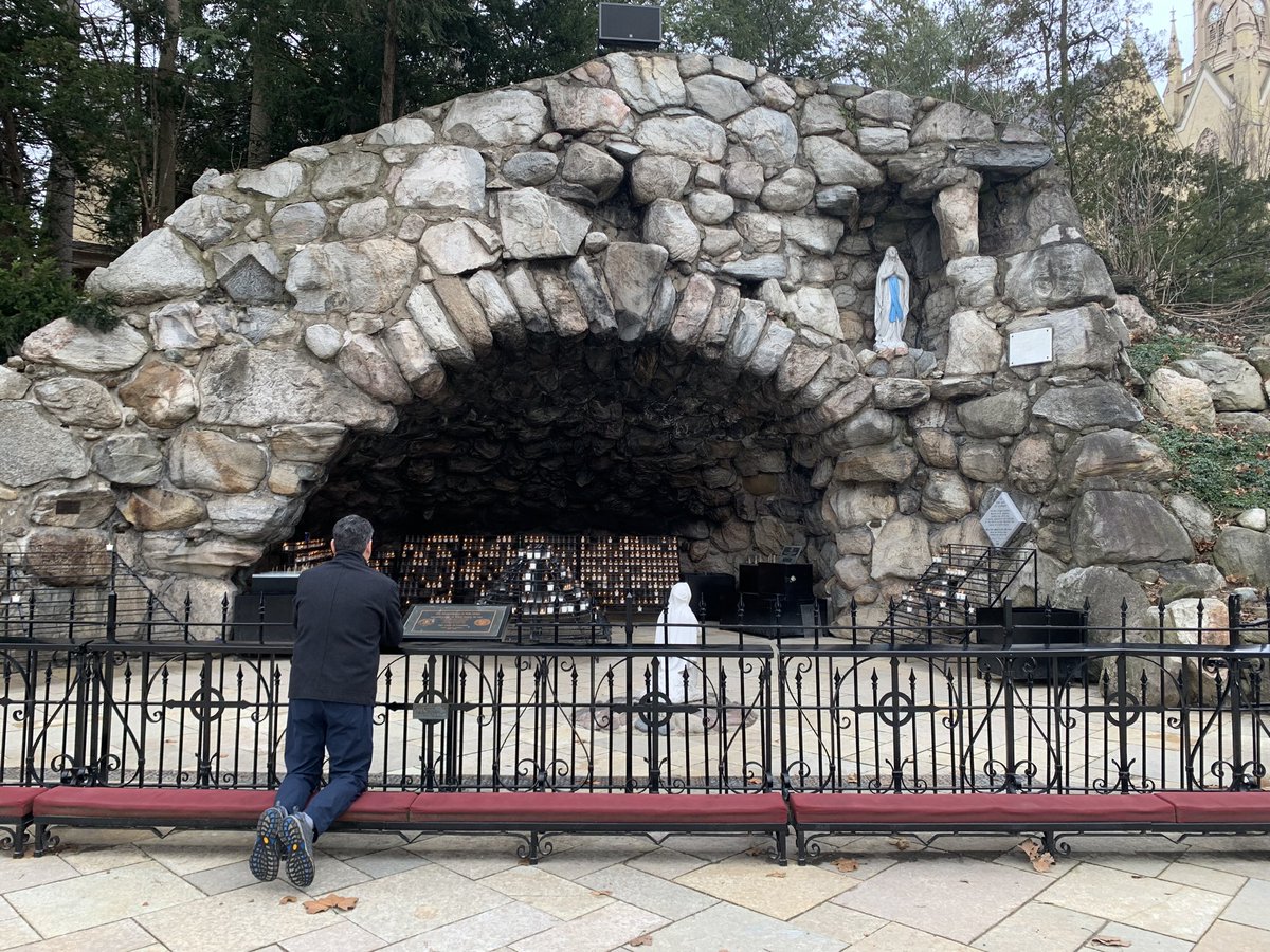 En este grotto nuestra hija encendía una candela todos los domingos pidiendo por la liberación de su padre y todos los presos políticos.  Hoy venimos a agradecerle a la Virgen por el aterrizaje de ese avión hace un año con 222 personas inocentes que fueron excarceladas 🇳🇮