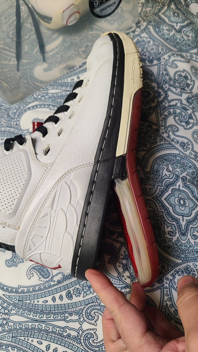 AdamCla38518391's tweet photo. @Nike third pair of nikes I've had come apart like this? I've probably worn these 5 times. This is garbage. Cmon nike you use to make jordons to last wtf! https://t.co/Y4Q1XZQwdC