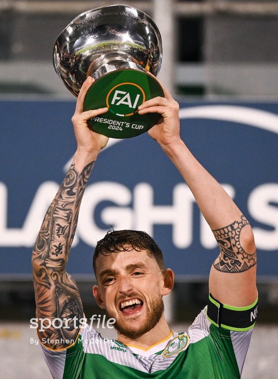 Shamrock Rovers captain Lee Grace lifts the cup after his side's victory over St Patrick’s Athletic in the 2024 Men's President's Cup at Tallaght Stadium tonight! 📸 @SportsfileSteve sportsfile.com/more-images/77…
