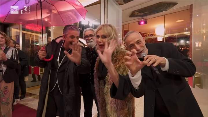 _98Unknown_'s tweet photo. E appare il Maestro BEPPE VESSICCHIO

#sanremo #sanremo24 #sanremo2024 
  @ViVaRai2Off https://t.co/4HM9eG9DiC