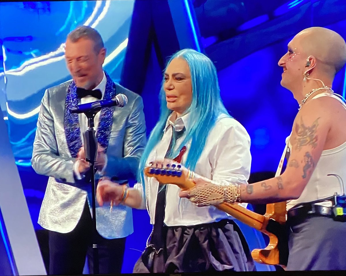 mircodarimini's tweet photo. +++ Mistero svelato. Abbiamo scoperto a cosa serve la mini borsetta della Bertè. A contenere il countdown di Alex +++
 #Sanremo2024 https://t.co/dnAnrVq1KL