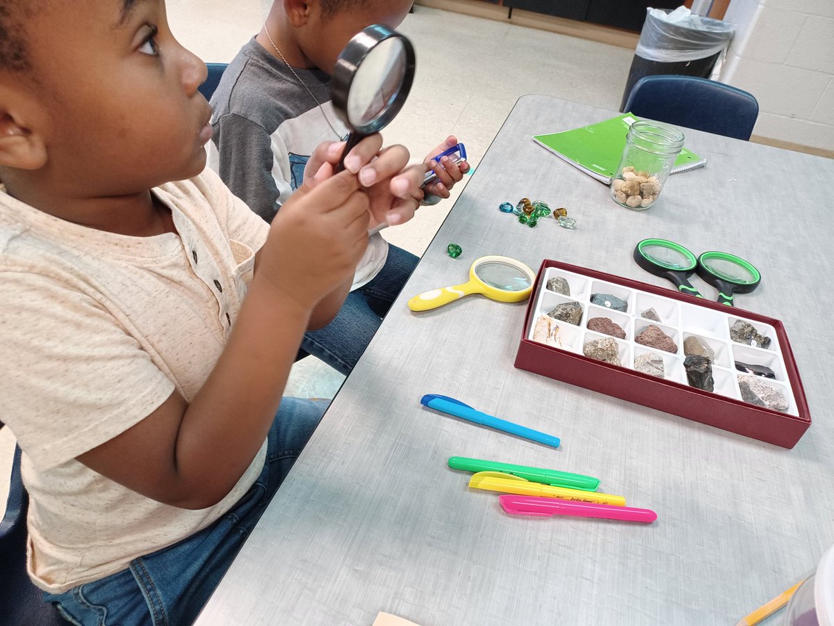 KCpriss's tweet image. This week was truly a big week @howell_stem we have done so many fun experiments.  Thank you @tessa_ashworth for always being a helpful heart!! Thank you NAACP Maury County  for sitting in as celebrated the pledge to RHESS student council!