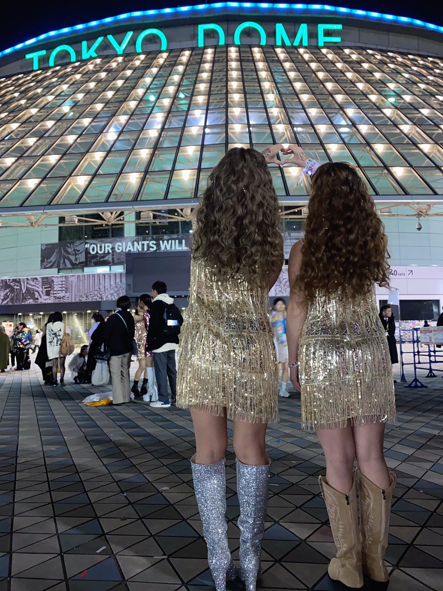 arohnamiyu's tweet photo. THE ERAS TOUR TOKYO🎌💙🧡🩷
@taylorswift13 

#TokyoTSTheErasTour #TSTheErasTour #TaylorSwift   #TheErasTourTokyo  @taylornation13 @taylorswift13 @TSwiftNewsJP

🎟️VIP 2
🌝NIGHT 3 https://t.co/TT2mQ4sTQu