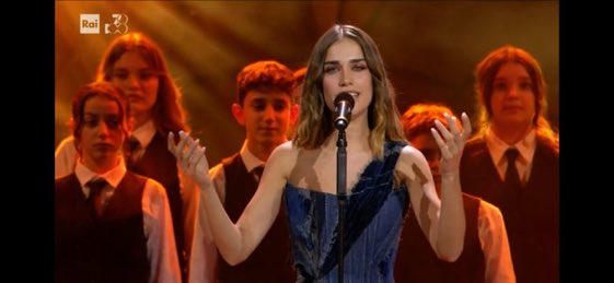 _lea_6's tweet photo. Hanno detto a Clara ‘canta la canzone sui leoncini’ e lei ha capito ‘ruba a Mr Rain i bambini’
#Sanremo2024 https://t.co/wGYoX4TplA
