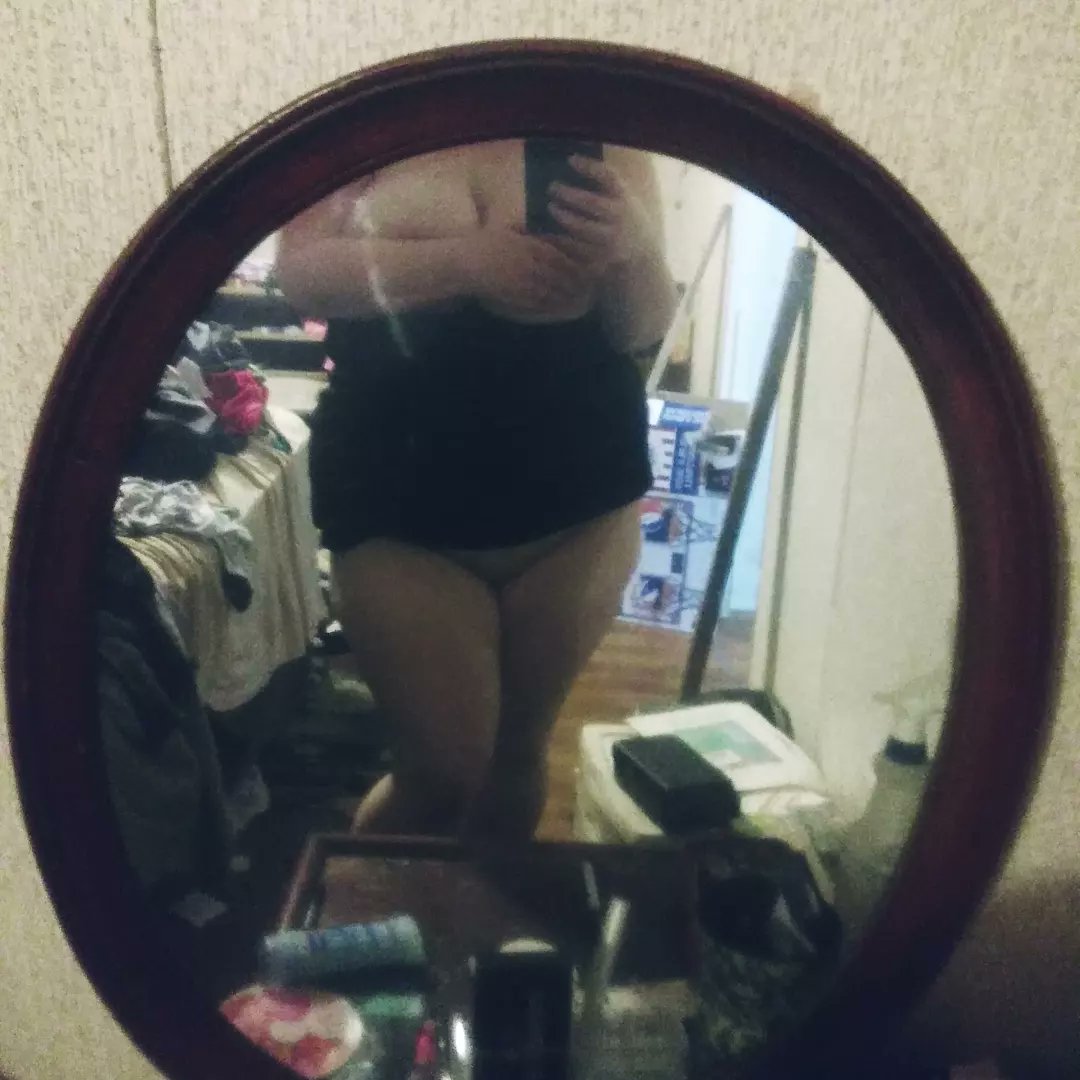 New post on my onlyfans page😍 and wayy more to come tonight😘 my link can be found in my bio🖤